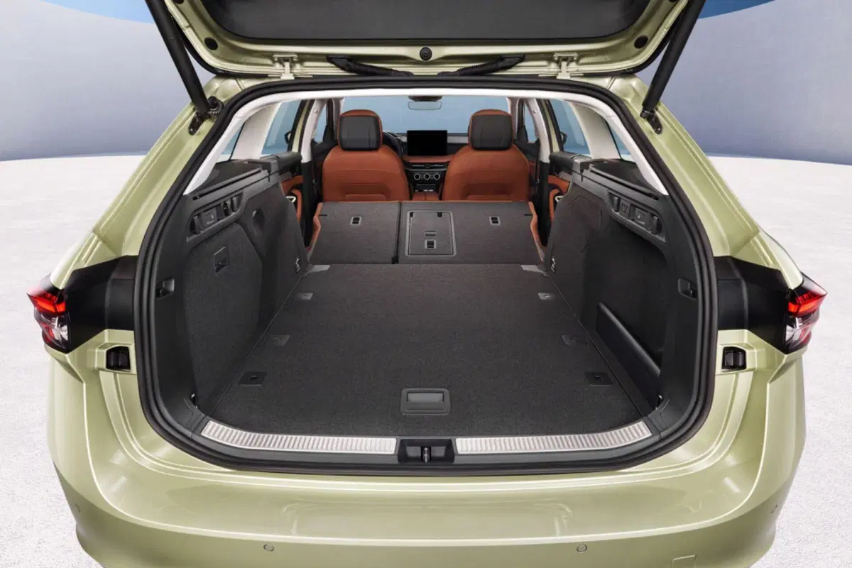 Skoda Superb Wagon: prenotazioni per l'iperspazio da 43.500 euro (4)