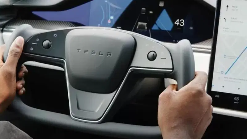 Tesla: il volante yoke &egrave; in via di estinzione, ma i duri resistono 
