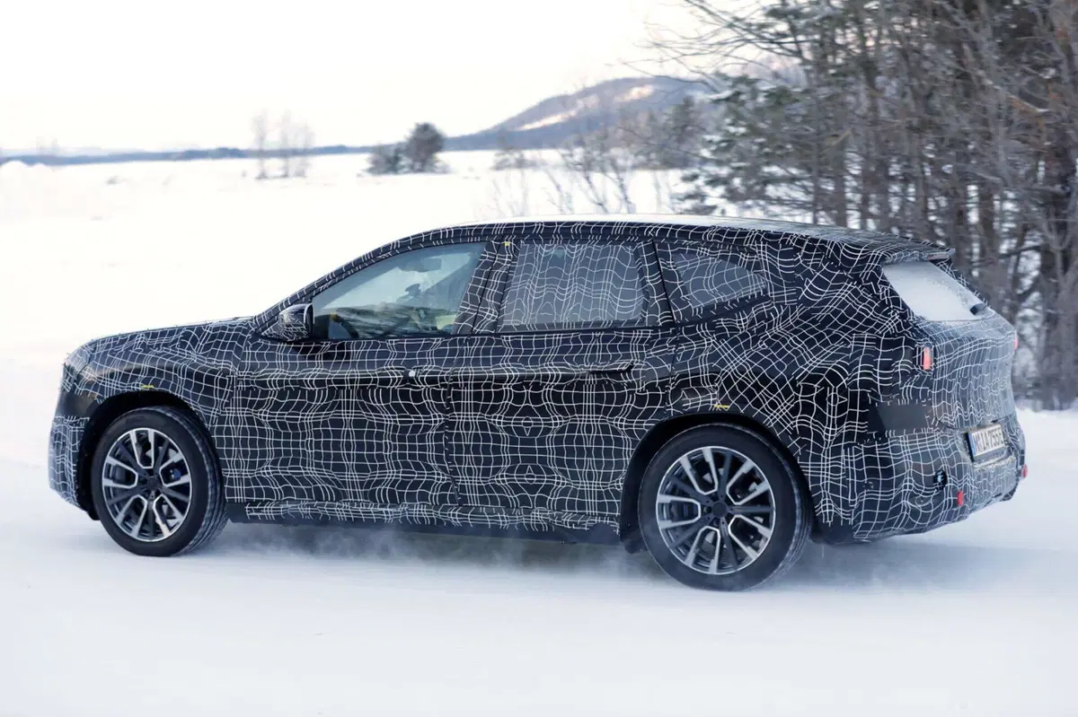 BMW iX3, sarà la prima elettrica con la piattaforma Neue Klasse [Foto Spia] (2)