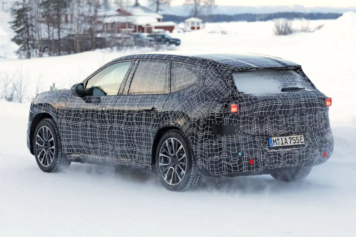 BMW iX3, sarà la prima elettrica con la piattaforma Neue Klasse [Foto Spia] (8)