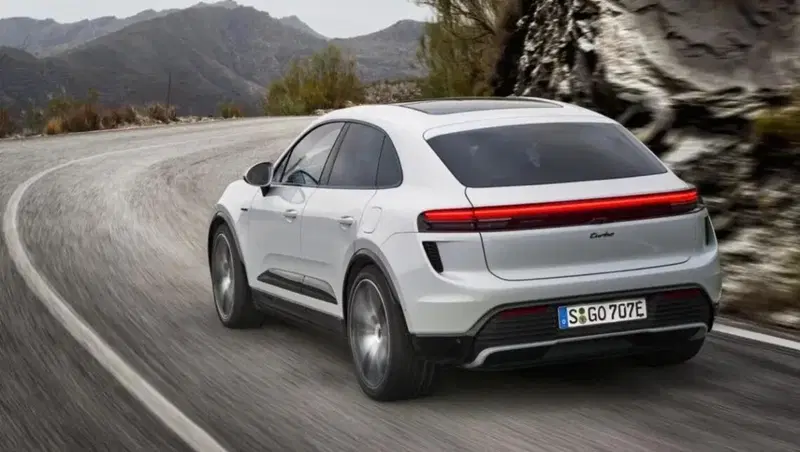 Il retro della nuova Porsche Macan Turbo elettrica