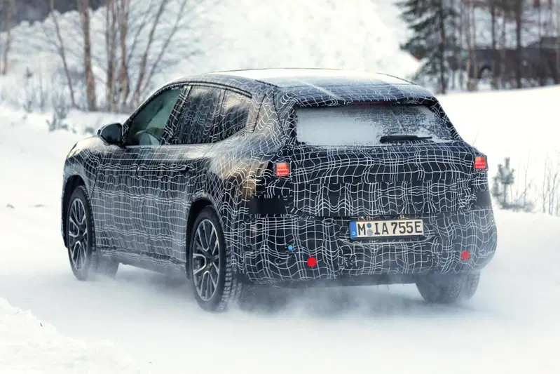 Posteriore nuova BMW iX3