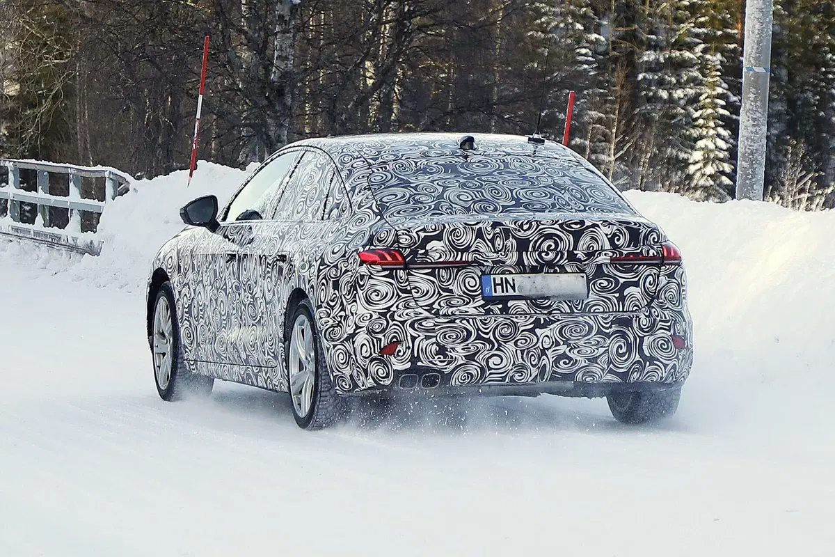 Nuova Audi A5, i motori TSFI e TDI saranno ancora disponibili [Foto Spia] (7)