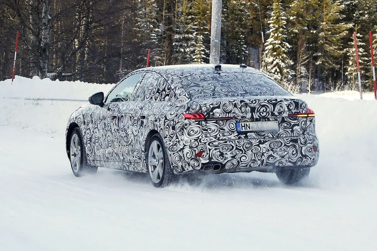 Nuova Audi A5, i motori TSFI e TDI saranno ancora disponibili [Foto Spia] (9)