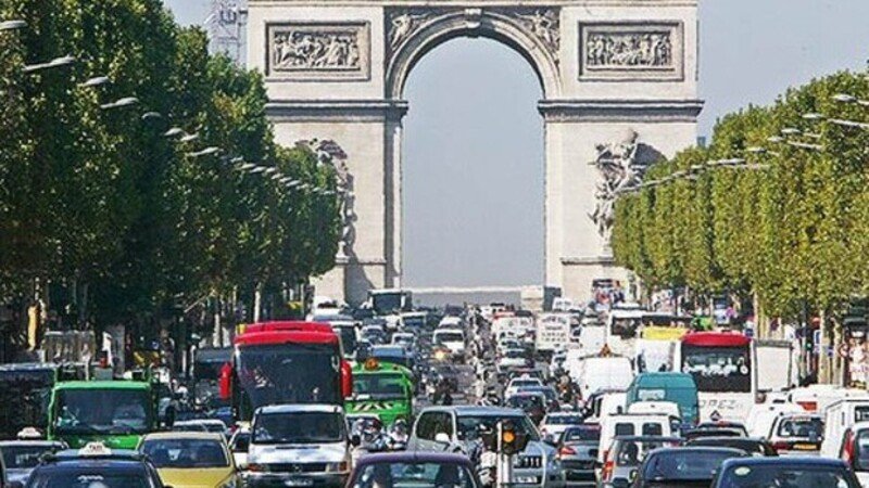 Parigi, parcheggio a 18 euro all&#039;ora per i SUV