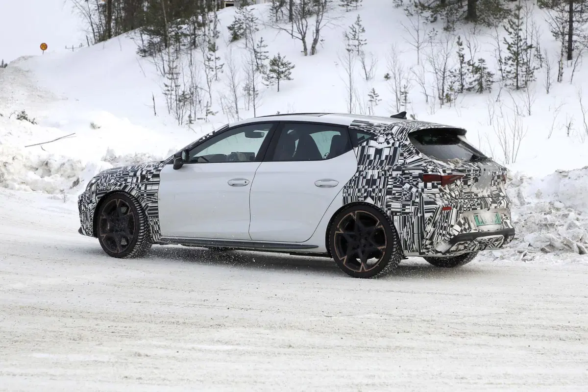 Cupra Leon 2024, il nuovo facelift è in arrivo [Foto Spia] (17)