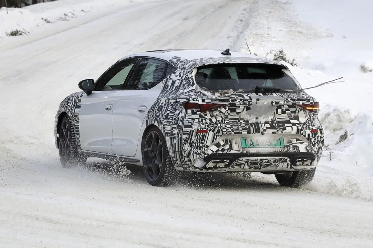 Cupra Leon 2024, il nuovo facelift è in arrivo [Foto Spia] (18)