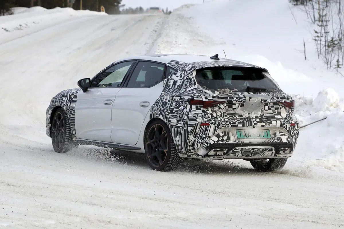 Cupra Leon 2024, il nuovo facelift è in arrivo [Foto Spia] (20)