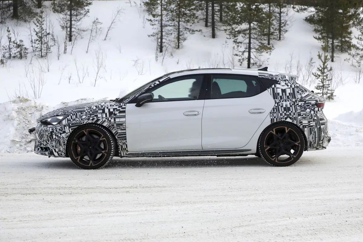 Cupra Leon 2024, il nuovo facelift è in arrivo [Foto Spia] (22)
