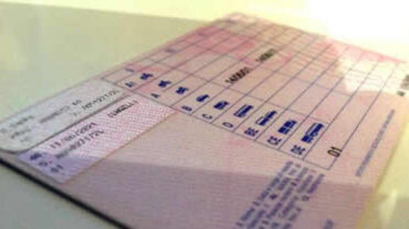 Brescia, fornisce alla Polizia una patente fatta da lei e firmata col sangue
