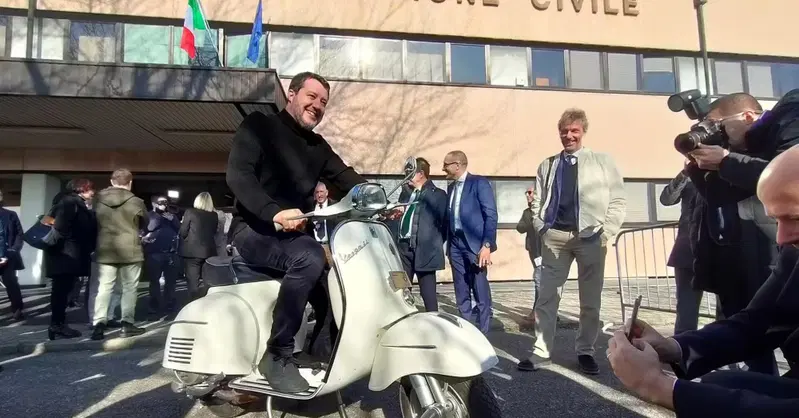 Mezzi d'epoca, Salvini consegna la prima targa storica a una Vespa