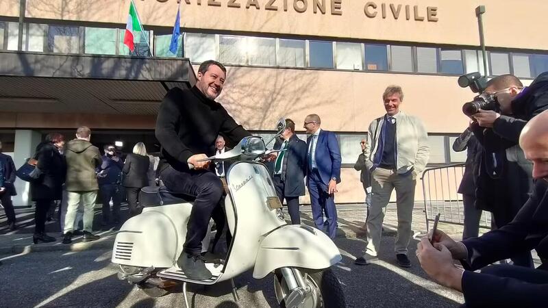 Mezzi d&#039;epoca, Salvini consegna la prima targa storica a una Vespa