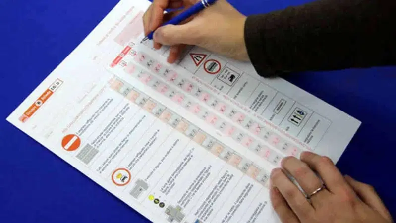 Truffa all'esame della patente con auricolari e telecamera, ma sbaglia tutto