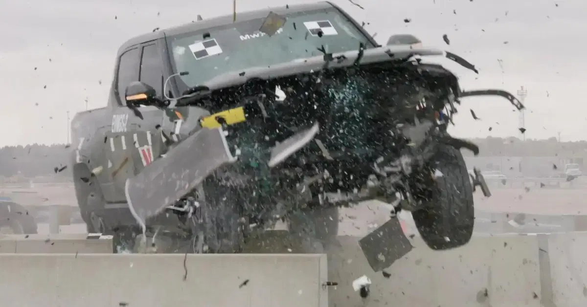 I guard rail non reggono il peso (e l'altezza) dei pick-up elettrici [VIDEO]