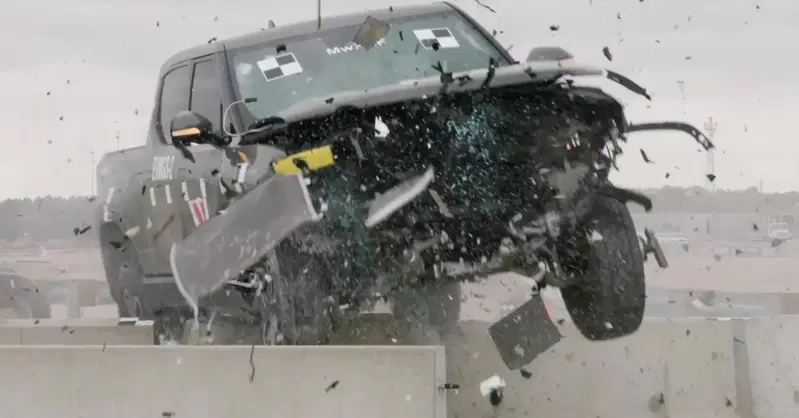 I guard rail non reggono il peso (e l'altezza) dei pick-up elettrici [VIDEO]