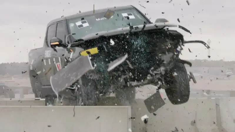 I guard rail non reggono il peso (e l'altezza) dei pick-up elettrici [VIDEO]