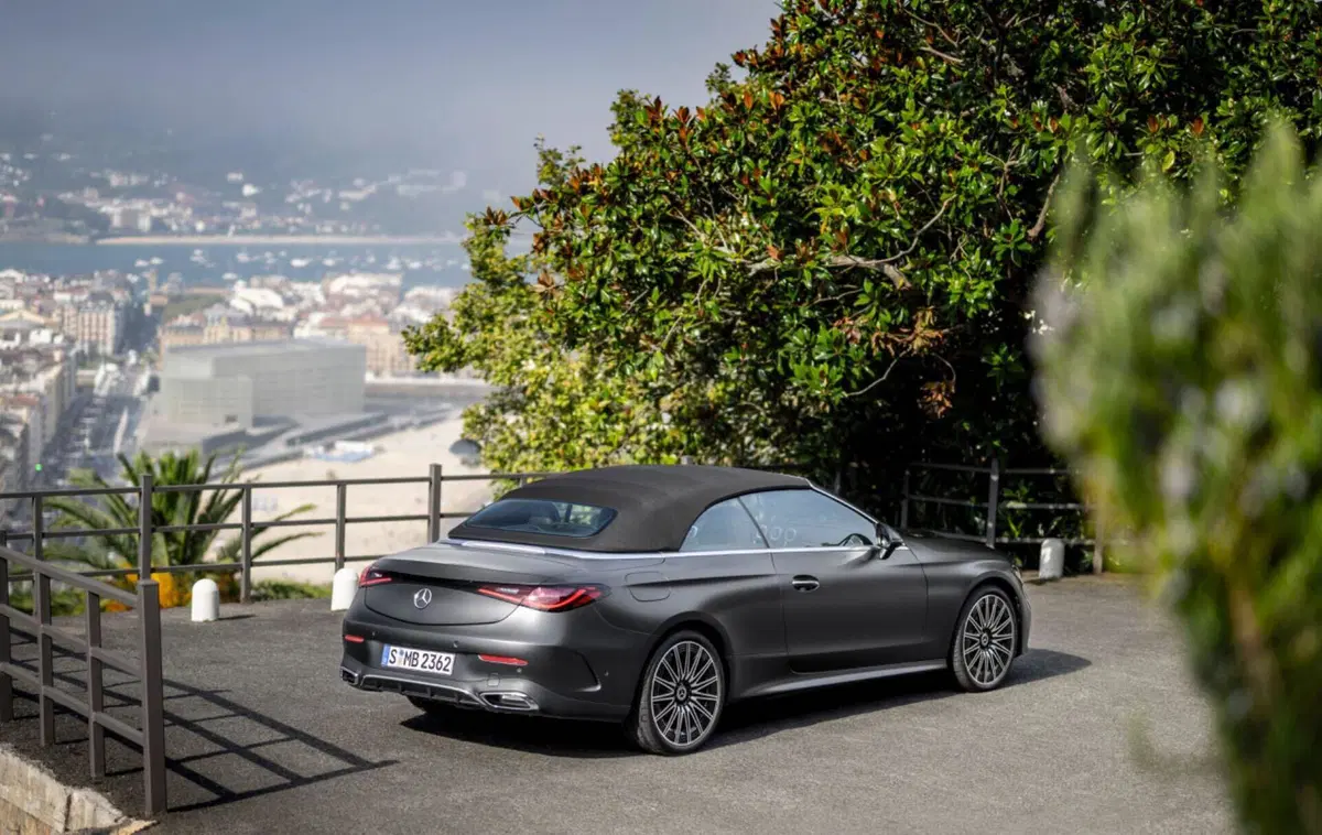 Mercedes CLE Cabriolet, pronta per l’estate en plein air  (12)