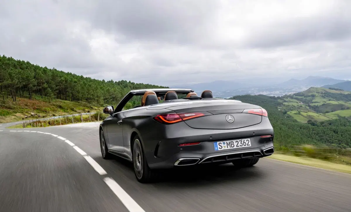 Mercedes CLE Cabriolet, pronta per l’estate en plein air  (32)