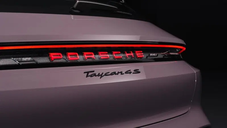 Porsche Taycan 2024: sale l'autonomia e ricarica come un fulmine [VIDEO]