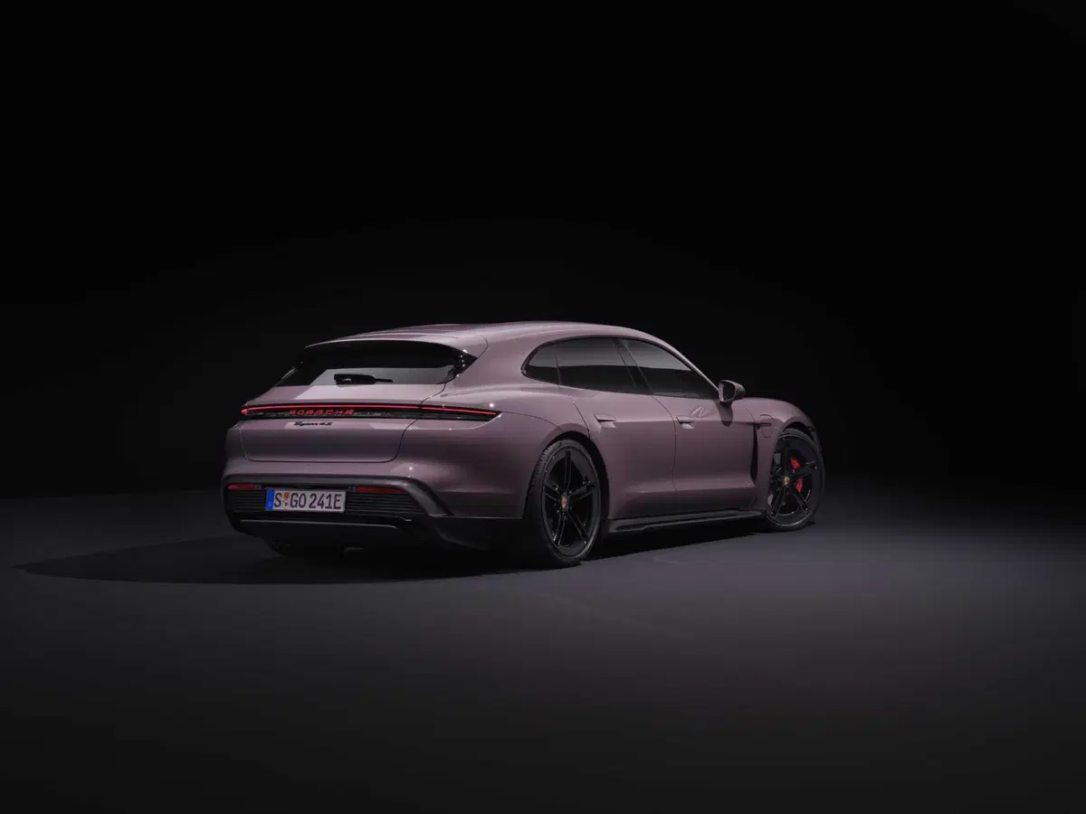 Porsche Taycan 2024: sale l'autonomia e ricarica come un fulmine [VIDEO]