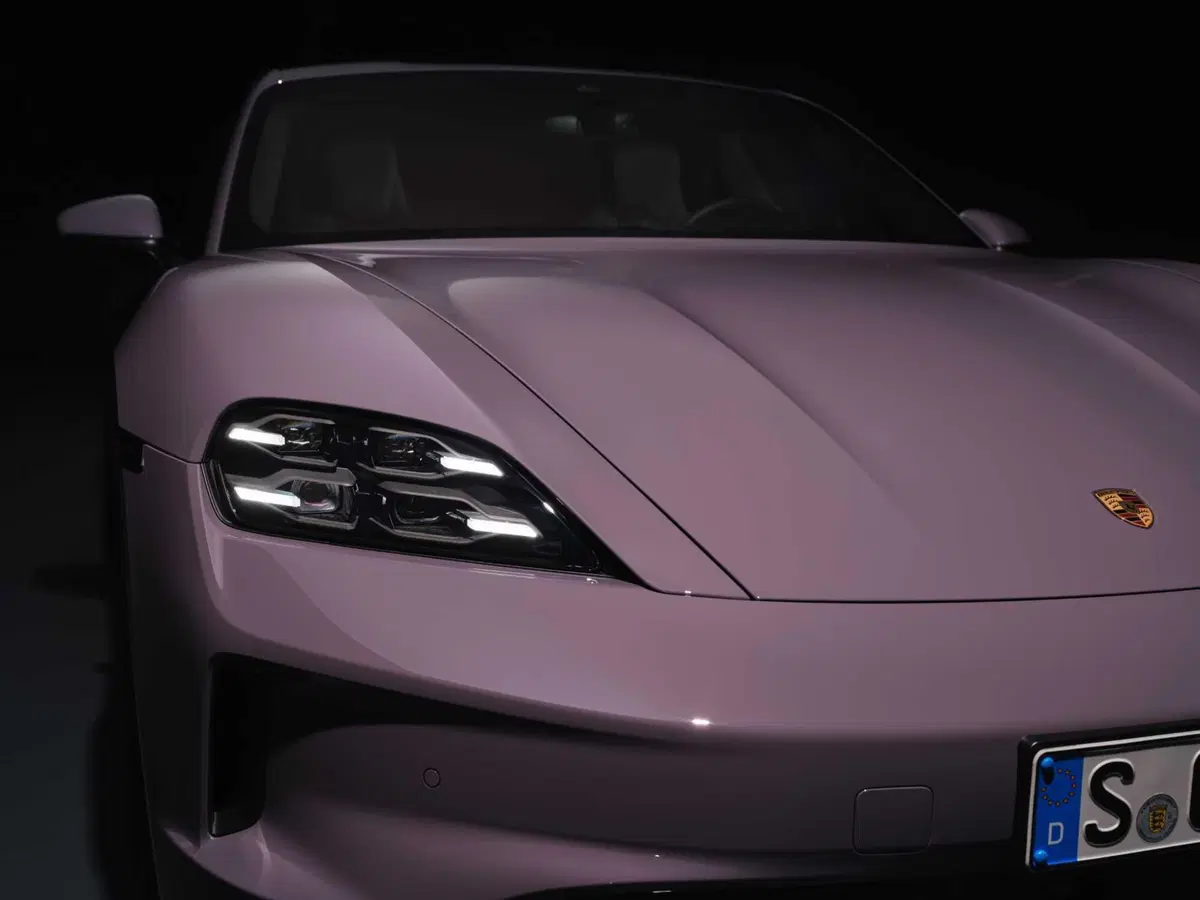 Porsche Taycan 2024: sale l'autonomia e ricarica come un fulmine [VIDEO] (4)