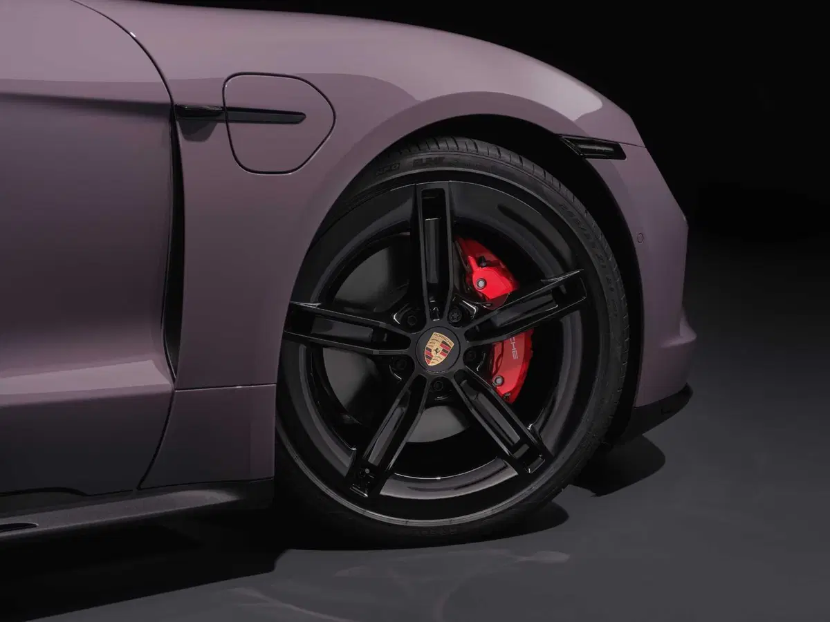 Porsche Taycan 2024: sale l'autonomia e ricarica come un fulmine [VIDEO] (5)