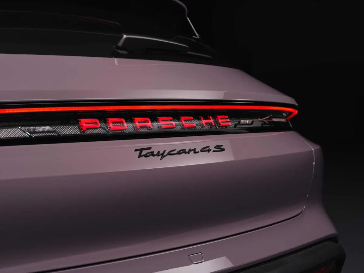 Porsche Taycan 2024: sale l'autonomia e ricarica come un fulmine [VIDEO] (6)