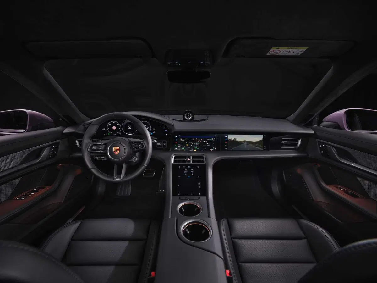 Porsche Taycan 2024: sale l'autonomia e ricarica come un fulmine [VIDEO] (7)