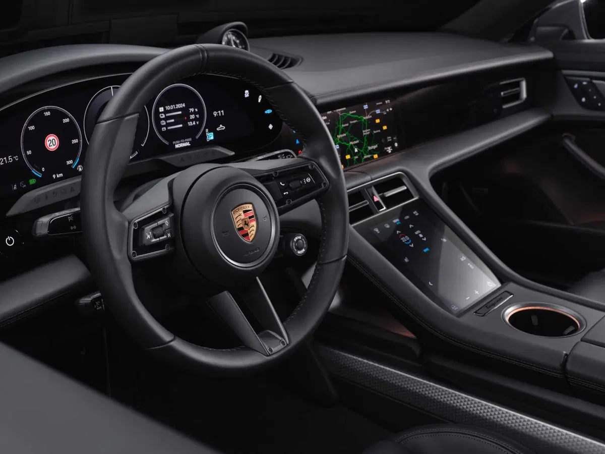 Porsche Taycan 2024: sale l'autonomia e ricarica come un fulmine [VIDEO] (8)
