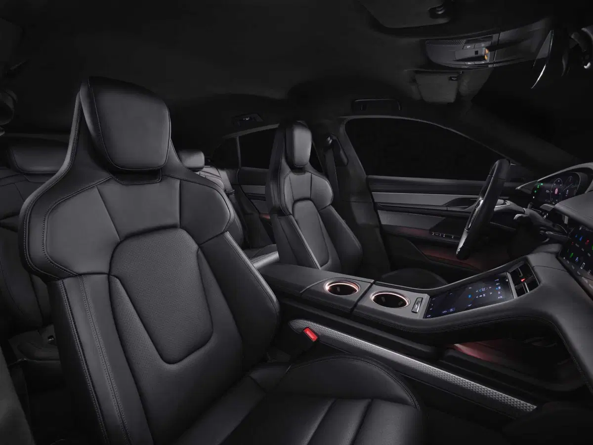 Porsche Taycan 2024: sale l'autonomia e ricarica come un fulmine [VIDEO] (9)