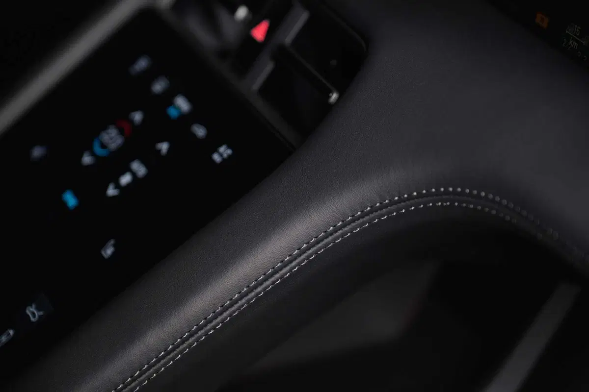 Porsche Taycan 2024: sale l'autonomia e ricarica come un fulmine [VIDEO] (10)