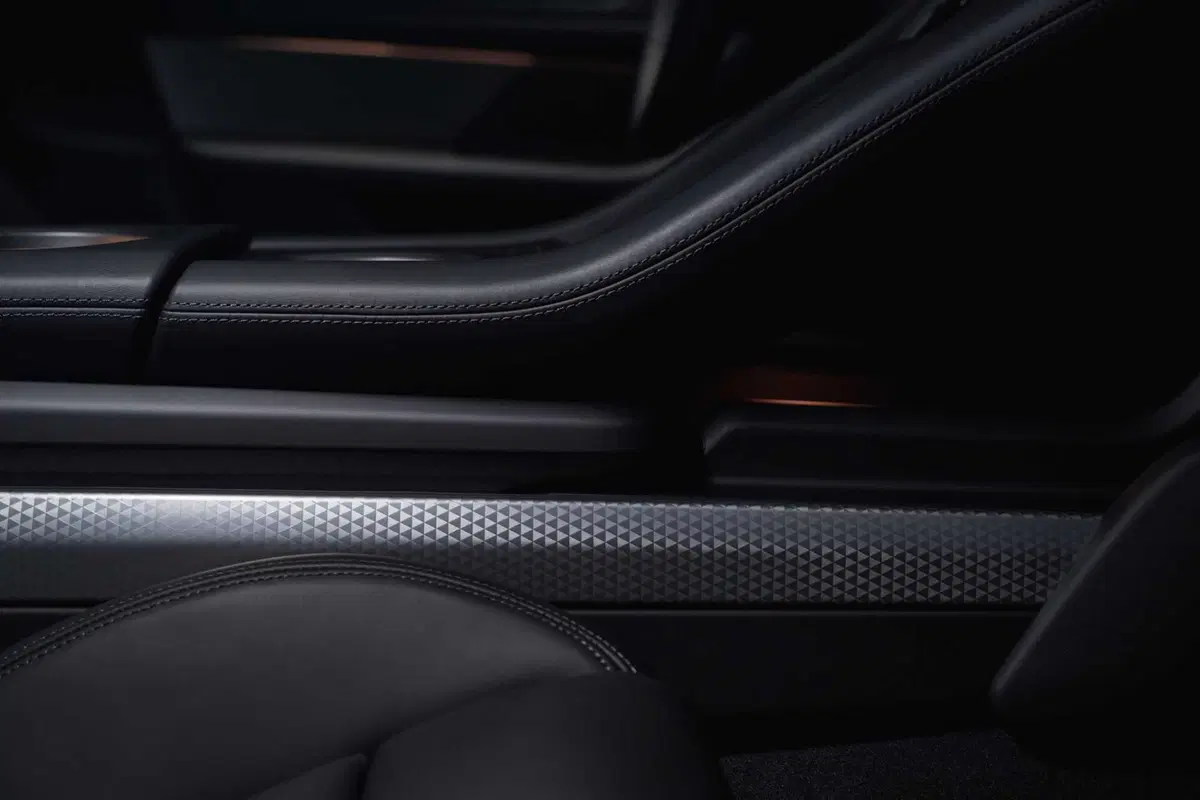 Porsche Taycan 2024: sale l'autonomia e ricarica come un fulmine [VIDEO] (12)