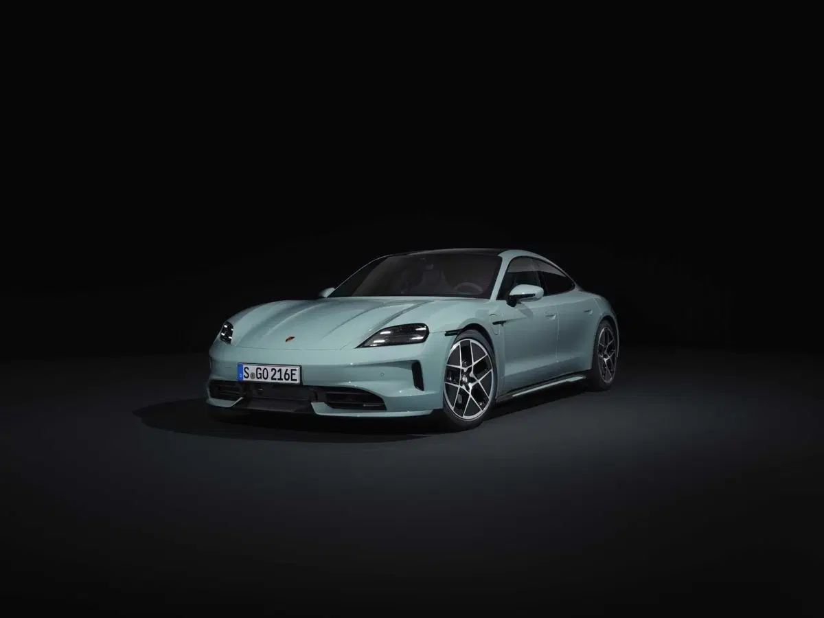 Porsche Taycan 2024: sale l'autonomia e ricarica come un fulmine [VIDEO] (13)