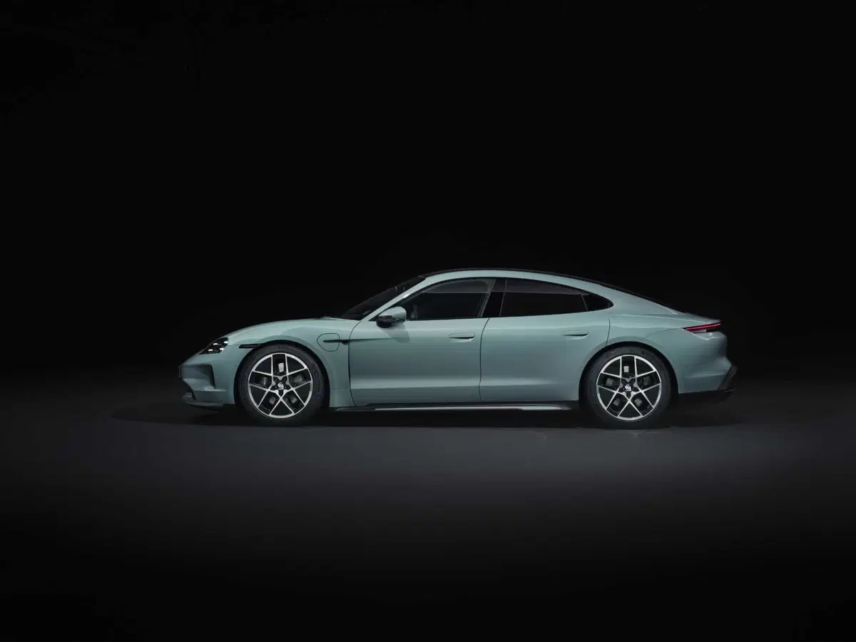 Porsche Taycan 2024: sale l'autonomia e ricarica come un fulmine [VIDEO] (14)