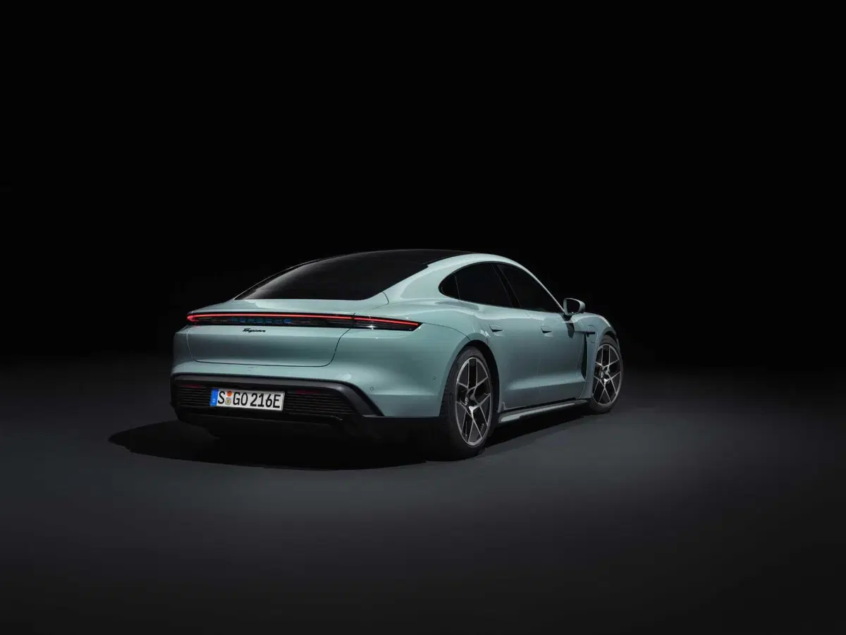 Porsche Taycan 2024: sale l'autonomia e ricarica come un fulmine [VIDEO] (15)