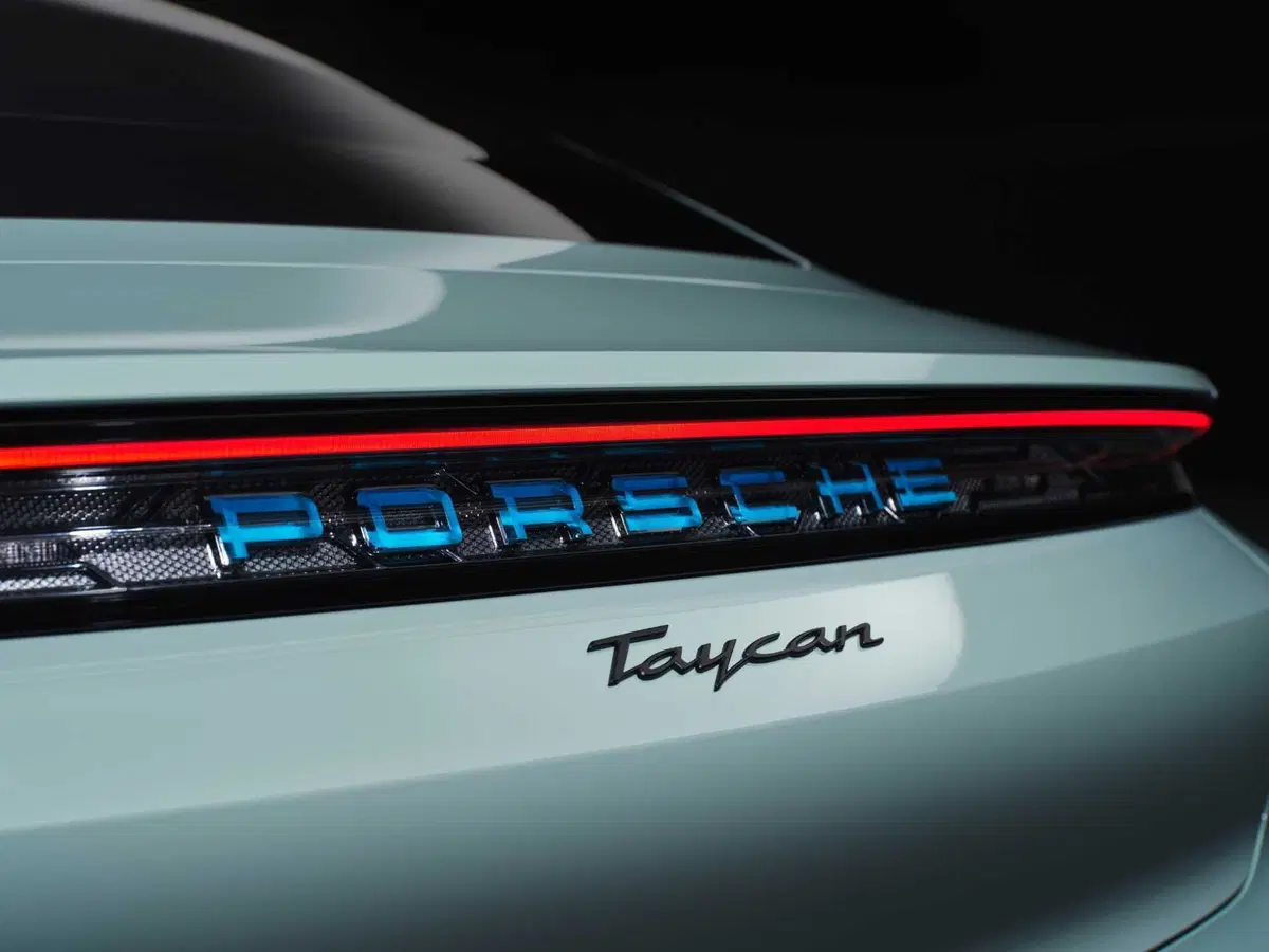Porsche Taycan 2024: sale l'autonomia e ricarica come un fulmine [VIDEO] (16)
