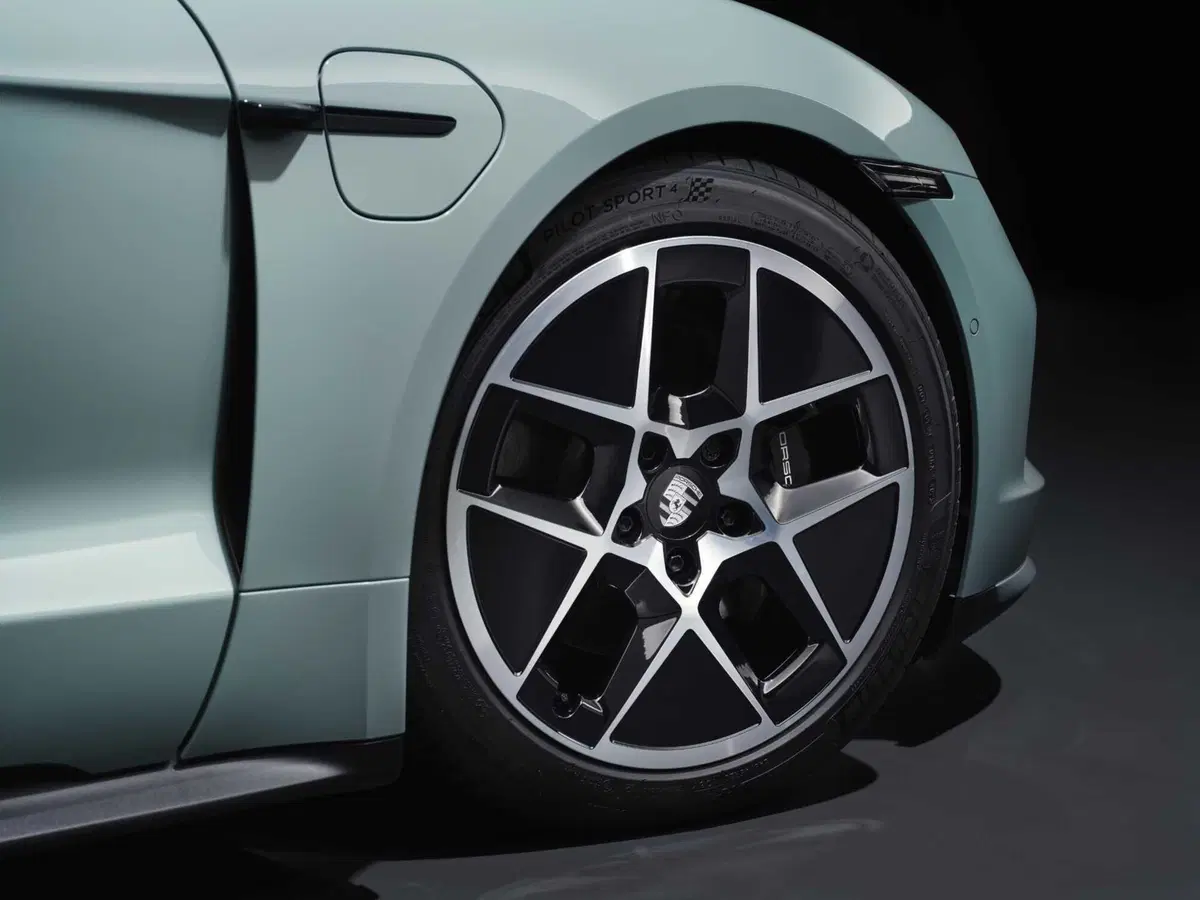Porsche Taycan 2024: sale l'autonomia e ricarica come un fulmine [VIDEO] (17)