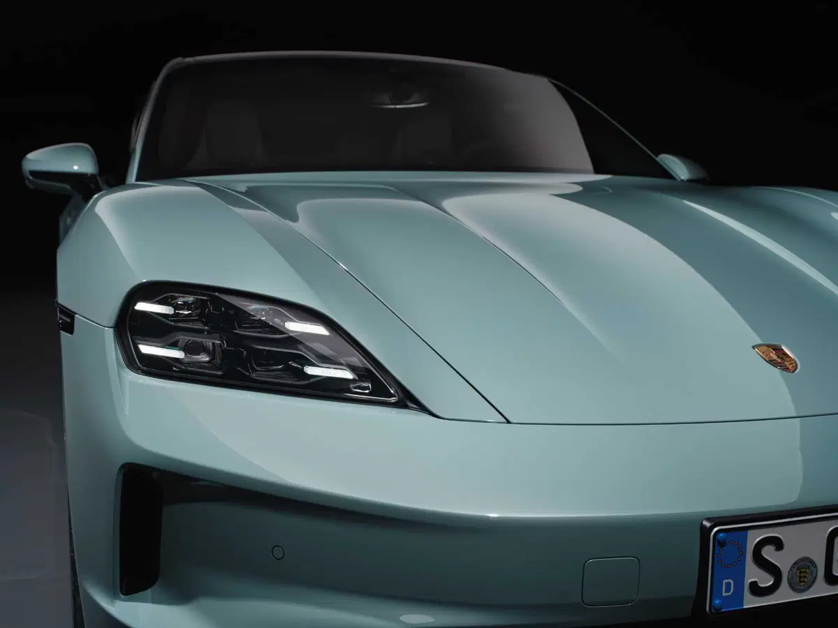 Porsche Taycan 2024: sale l'autonomia e ricarica come un fulmine [VIDEO] (18)