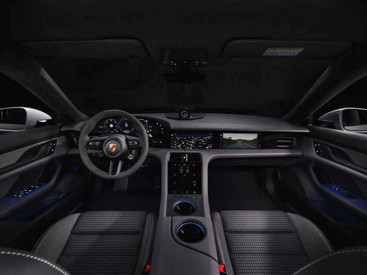 Porsche Taycan 2024: sale l'autonomia e ricarica come un fulmine [VIDEO] (19)