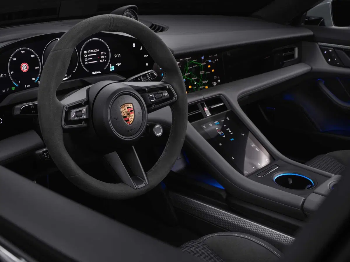 Porsche Taycan 2024: sale l'autonomia e ricarica come un fulmine [VIDEO] (20)