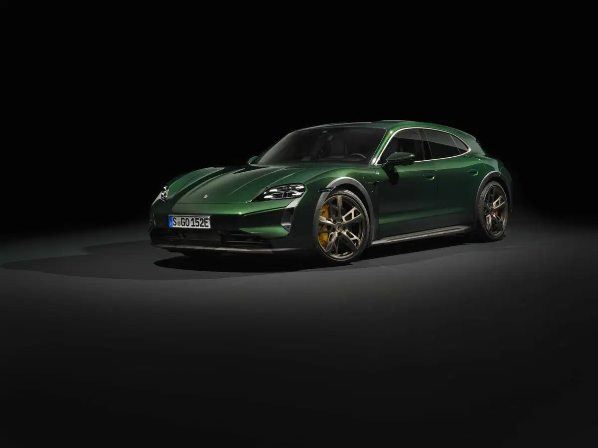 Porsche Taycan 2024: sale l'autonomia e ricarica come un fulmine [VIDEO] (24)