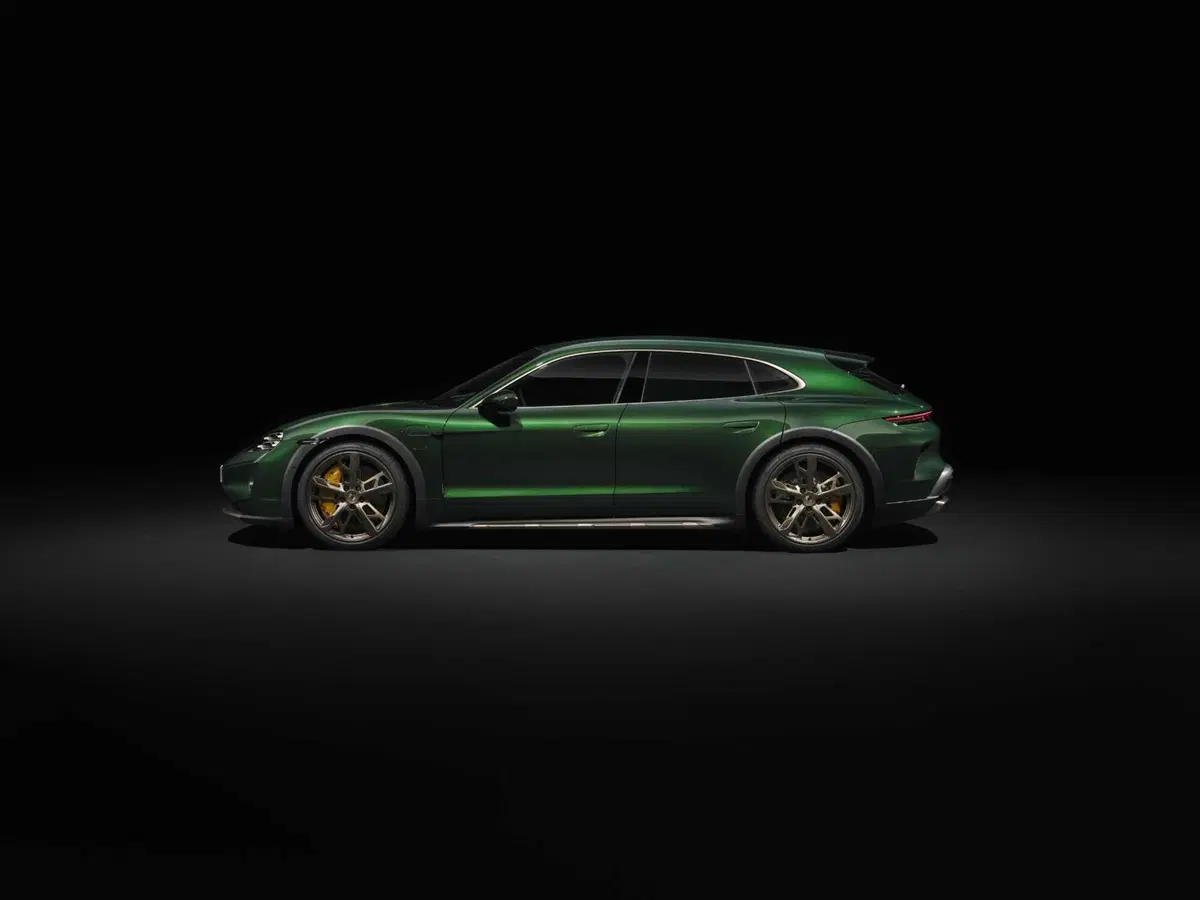Porsche Taycan 2024: sale l'autonomia e ricarica come un fulmine [VIDEO] (25)