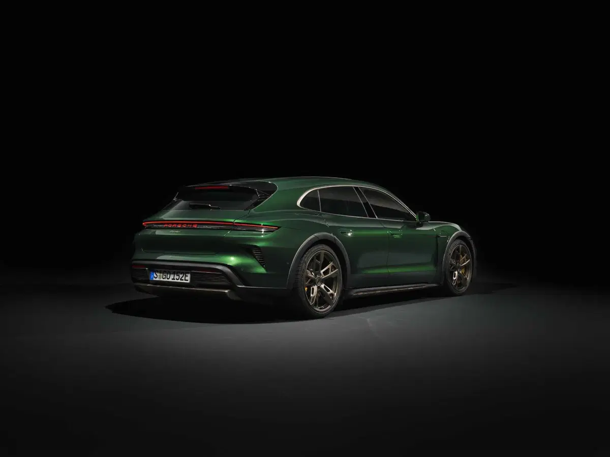 Porsche Taycan 2024: sale l'autonomia e ricarica come un fulmine [VIDEO] (26)