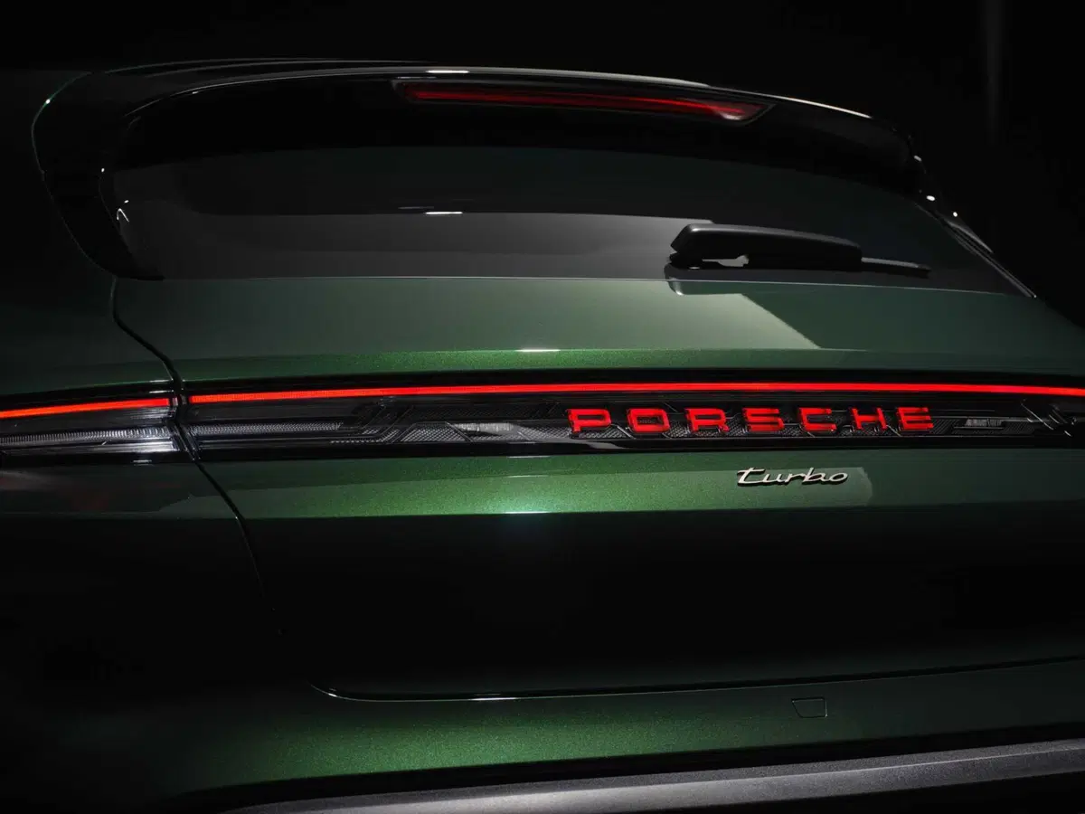 Porsche Taycan 2024: sale l'autonomia e ricarica come un fulmine [VIDEO] (27)