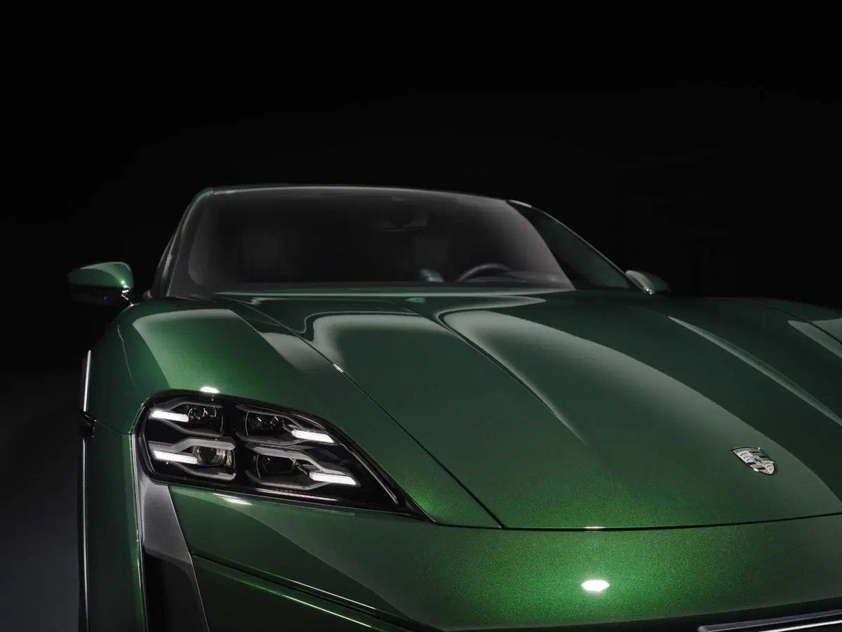 Porsche Taycan 2024: sale l'autonomia e ricarica come un fulmine [VIDEO] (28)