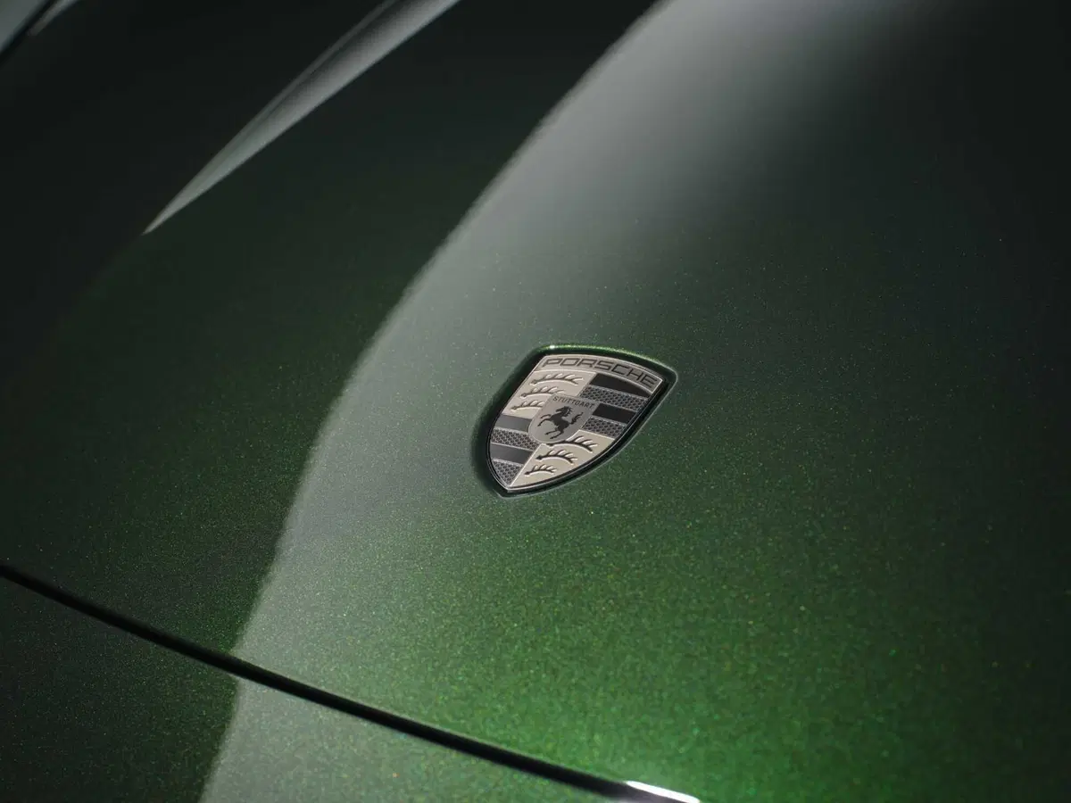Porsche Taycan 2024: sale l'autonomia e ricarica come un fulmine [VIDEO] (29)