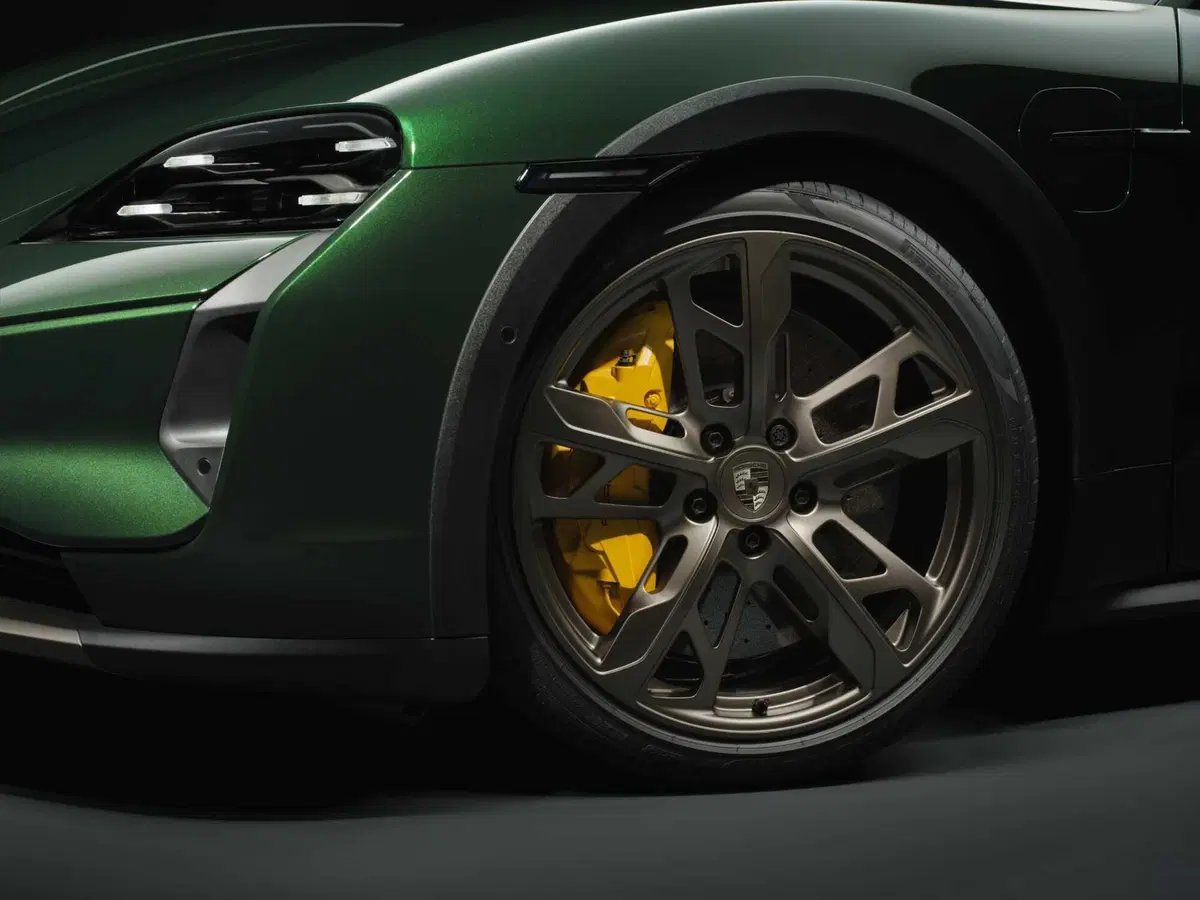 Porsche Taycan 2024: sale l'autonomia e ricarica come un fulmine [VIDEO] (30)