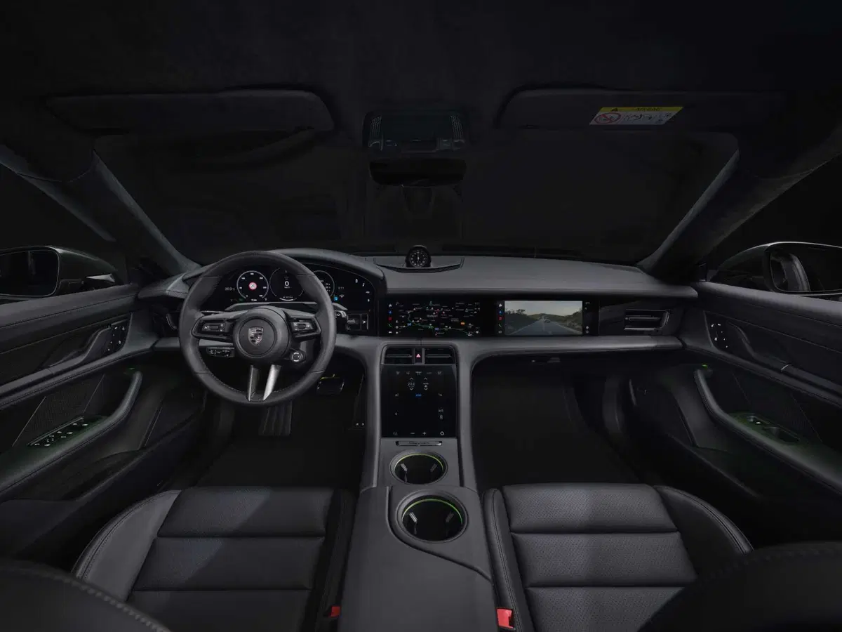 Porsche Taycan 2024: sale l'autonomia e ricarica come un fulmine [VIDEO] (32)