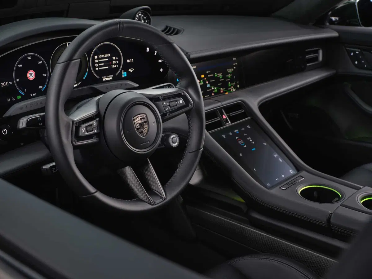 Porsche Taycan 2024: sale l'autonomia e ricarica come un fulmine [VIDEO] (33)