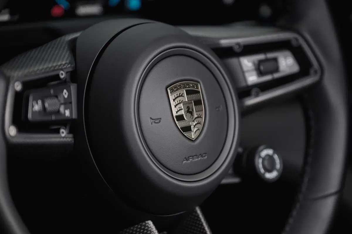 Porsche Taycan 2024: sale l'autonomia e ricarica come un fulmine [VIDEO] (34)